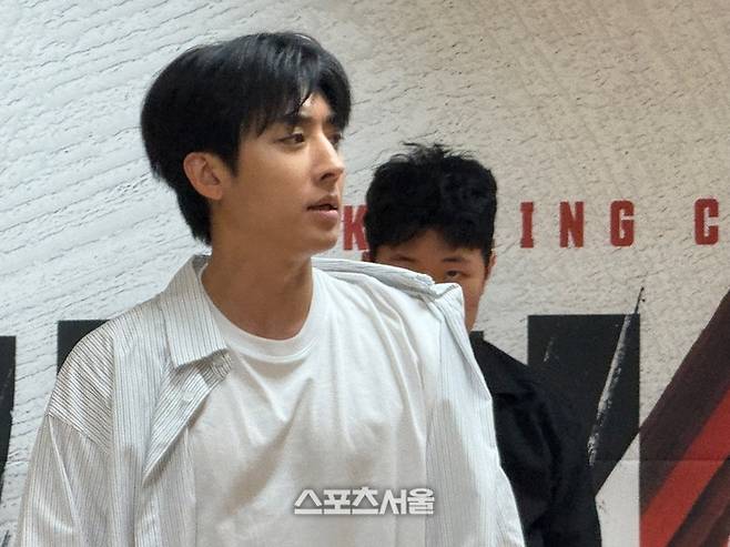 배우 손호준이 30일 연극 ‘킬링시저’ 연습실 프레스콜에서 주요 장면을 시연하고 있다. 사진 | 표권향 기자 gioia@sportsseoul.com