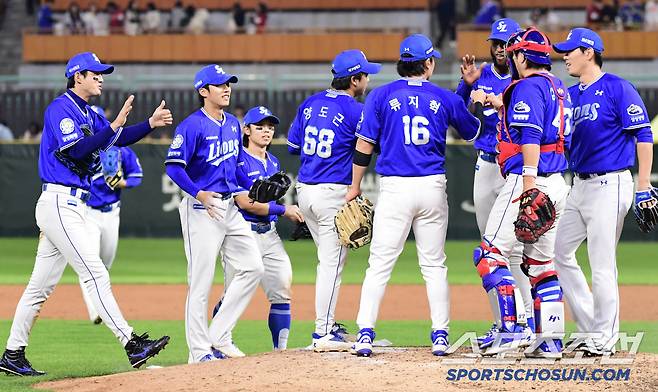 29일 인천 SSG랜더스필드에서 열린 KBO리그 SSG와 삼성의 경기. 삼성이 SSG에 승리했다. 경기 종료 후 승리의 기쁨을 나누고 있는 삼성 선수들. 인천=송정헌 기자songs@sportschosun.com/2025.04.29/