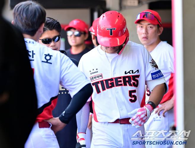 22일 광주KIA챔피언스필드에서 열린 NC와 KIA의 개막전, 3회말 KIA 김도영이 안타를 치고 1루에 나서다 햄스트링 통증으로 교체된 후 더그아웃을 빠져나가고 있다. 광주=허상욱 기자wook@sportschosun.com/2025.03.22/