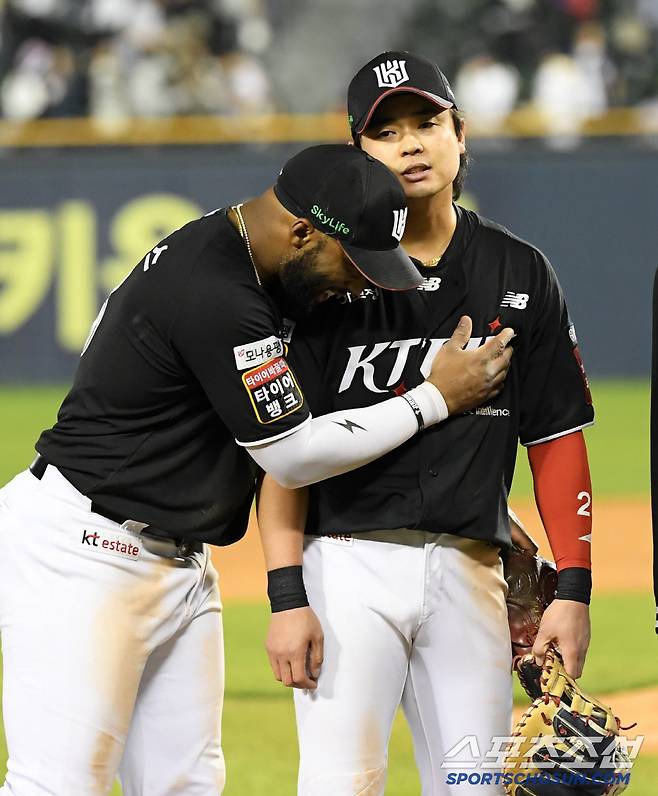 로하스는 1점 차 짜릿한 승리 후 문상철 품엔 안겨 안도의 한숨을 내쉬었다.