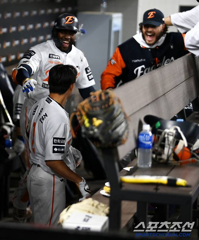 정적을 깨고 달려오는 플로리얼과 폰세