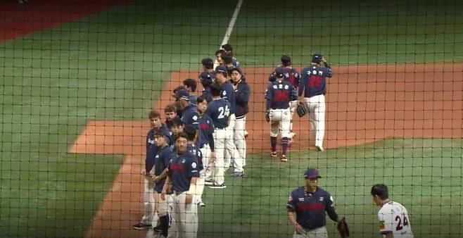 전준우에게 사과를 전하는 송성문. 사진=SPOTV 영상 캡쳐