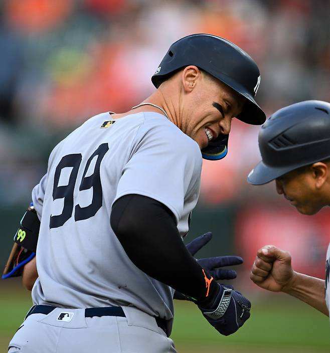 뉴욕 양키스 애런 저지가 30일(한국시각) 볼티모어 오리올스전에서 1회말 우월 솔로홈런을 터뜨린 뒤 루이스 로하스 3루코치의 환영을 받으며 홈을 향하고 있다. UPI연합뉴스