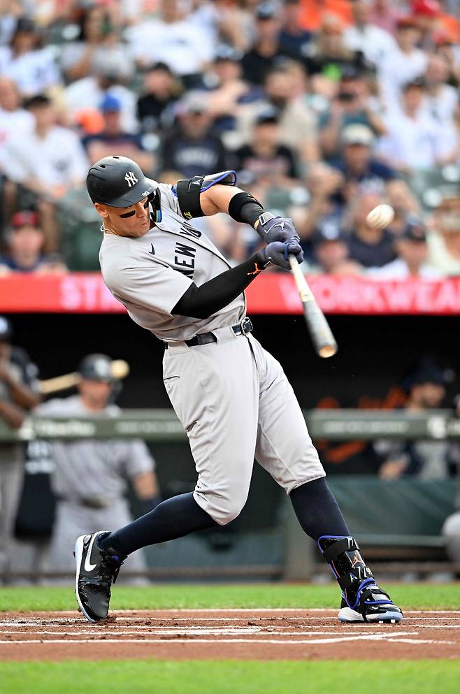 애런 저지가 1회초 카일 깁슨의 가운데 높은 싱커를 받아쳐 우월 솔로 아치를 그리고 있다. AFP연합뉴스