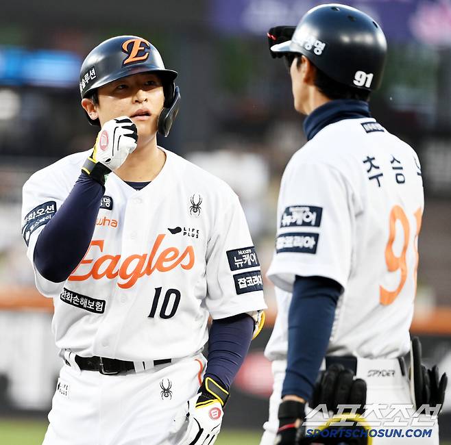 30일 대전한화생명볼파크에서 열린 LG와 한화의 경기, 2회말 1사 1루 한화 이진영이 안타를 치고 기쁨을 나누고있다. 대전=허상욱 기자wook@sportschosun.comm/2025.04.30/