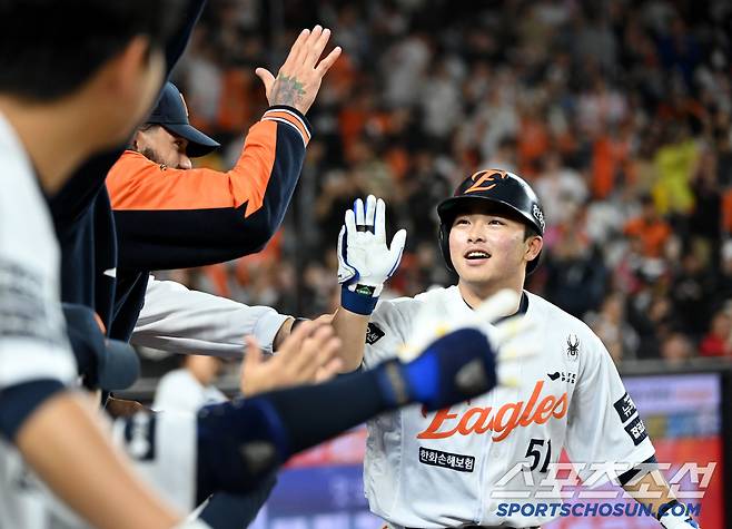 30일 대전한화생명볼파크에서 열린 LG와 한화의 경기, 8회말 한화 문현빈이 솔로홈런을 치고 기쁨을 나누고 있다. 대전=허상욱 기자wook@sportschosun.com/2025.04.30/