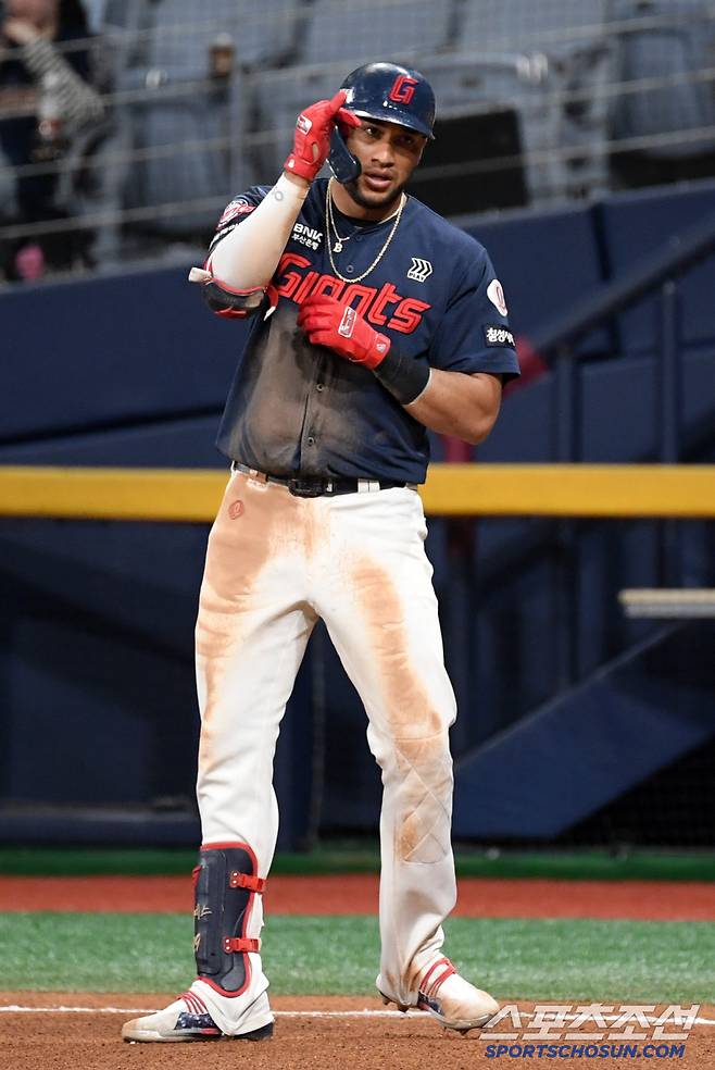 30일 서울 고척스카이돔에서 열린 키움 히어로즈와 롯데 자이언츠의 경기. 롯데 레이예스가 안타를 날린 뒤 환호하고 있다. 고척=박재만 기자 pjm@sportschosun.com/2025.04.30/