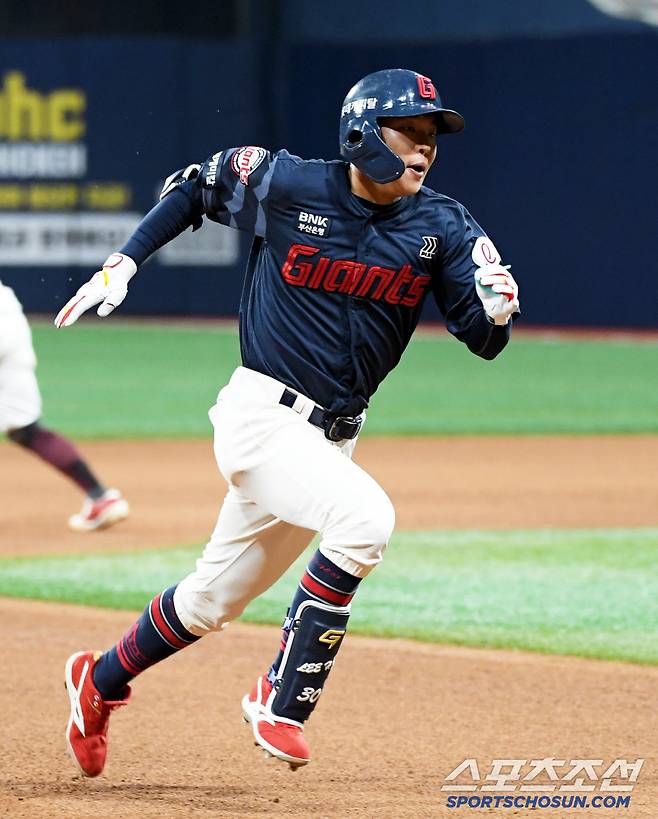 30일 서울 고척스카이돔에서 열린 키움 히어로즈와 롯데 자이언츠의 경기. 롯데 이호준이 3루를 향해 달리고 있다. 고척=박재만 기자 pjm@sportschosun.com/2025.04.30/