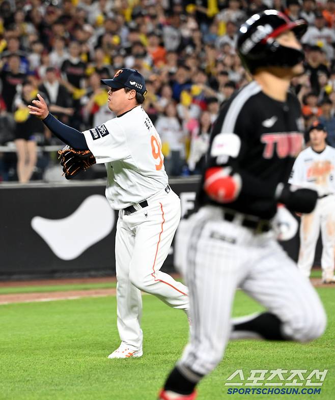 30일 대전한화생명볼파크에서 열린 LG와 한화의 경기, 7회초 1사 만루 한화 류현진이 LG 박해민의 타구를 잡아 홈으로 던져 3루주자를 잡아내고 있다. 대전=허상욱 기자wook@sportschosun.com/2025.04.30/