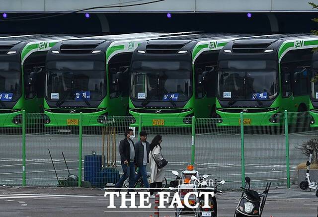 앞서 전국자동차노동조합연맹 서울시버스노동조합은 사측인 서울시버스운송사업조합과 전날 오후부터 임금·단체협약(임단협) 관련 조정회의를 벌였으나 합의점을 찾지 못했다. 조정 결렬에 노조는 이날 오전 4시 첫차부터 승객이 모두 착석한 후 출발하는 준법투쟁(안전운행)을 시작했다. /이동률 기자