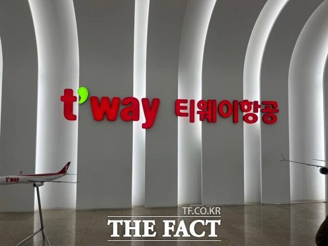 지난해 일본 오사카 노선 여객기 11시간 출발 지연 사태가 있었던 티웨이항공에 대해 국토교통부가 항공안전법을 위반했다고 판단해 제재하기로 했다. /최의종 기자