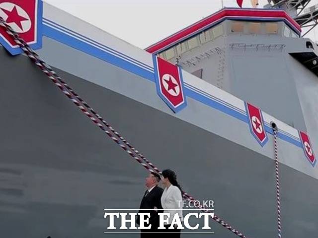 김정은 북한 국무위원장이 지난 25일 진수된 신형 5000톤(t)급 다목적구축함 '최현호'의 무장 시험 사격을 참관하며 해군의 핵무장화를 가속하라고 지시했다. /조선중앙TV 갈무리.뉴시스