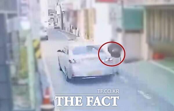 경찰청 국가수사본부(국수본)는 5월1일부터 8월31일까지 서민경제 침해범죄인 교통사고 보험사기 집중수사에 나선다고 30일 밝혔다. 사진은 A씨가 골목길에서 '손목치기'수법으로 고의로 교통사고를 일으키는 모습이 CCTV에 포착된 모습./대전 경찰청 제공