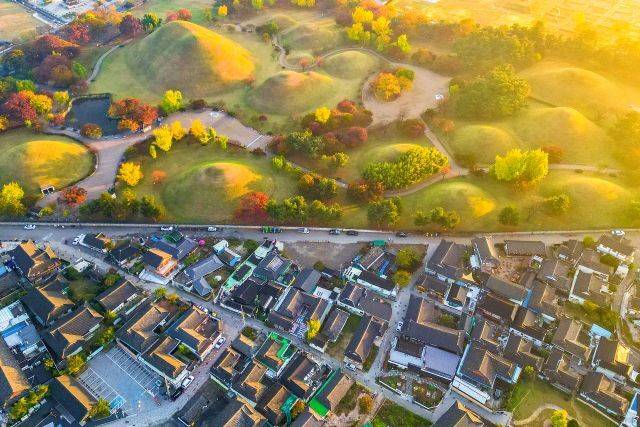 제8회 <사진이 '더' 팩트다> 드론 부문 최우수상 수상작 김승진 씨의 '두 시대의 공존'.