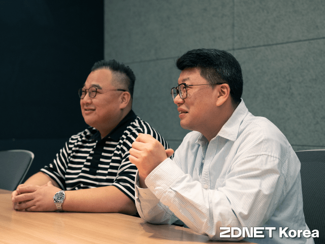백승업 대표(왼쪽)와 박창준 이사가 XR 기술에 대해 설명하고 있다.