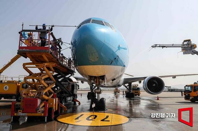 지난 24일 인천 중구 대한항공 항공기 정비고에서 대한항공 관계자들이 새로운 CI가 적용된 항공기 동체를 세척하고 있다. 2025.4.24. 강진형 기자