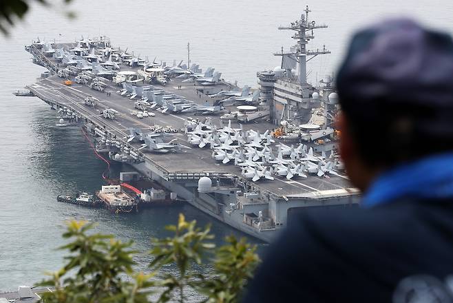 지난해 12월 군과 수사당국이 부산 해군작전사령부 인근에서 미국의 원자력(핵) 추진 항공모함 '시어도어 루스벨트'(CVN-71·10만t급)를 드론으로 불법 촬영 중국 유학생 3명에게 일반 이적 혐의 를 적용했다.사진은 2024년 6월  프리덤 에지 훈련 위해 부산서 출항하는 미 핵항모 루즈벨트함. / 김동환 기자
