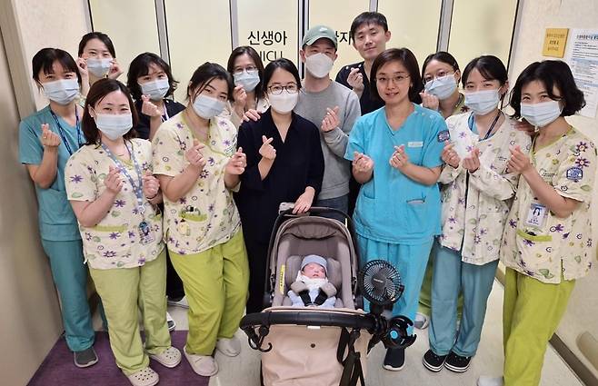 초극소미숙아로 태어났던 유준이가 30일 입원했던 신생아중환자실에서 퇴원하고 있다. 퇴원 당시 몸무게는 3.58kg로 건강했다. /서울성모병원 제공