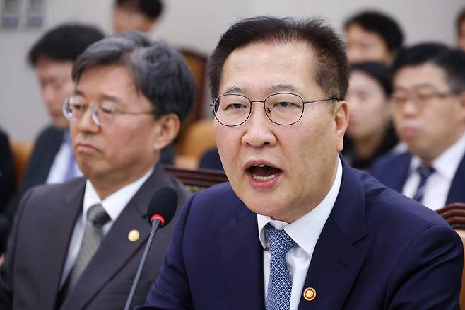 박성재 법무부 장관이 30일 오후 서울 여의도 국회에서 열린 법제사법위원회 전체회의에 출석해 답변하고 있다. /뉴스1