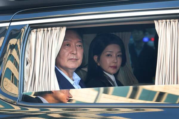 윤석열 전 대통령이 지난달 11일 서울 용산구 한남동 대통령 관저를 떠나 서초동 사저로 이동하며 지지자들과 인사하고 있다. 윤 전 대통령 뒤로 김건희 여사의 모습도 보인다./김지호 기자