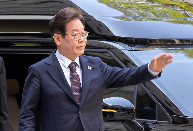더불어민주당 이재명 대선 후보가 지난 29일 오전 서울 서초구 서울중앙지법에서 열린 '대장동 배임·성남FC 뇌물' 1심 속행 공판에 출석하며 지지자들에게 인사하고 있다. /박성원 기자