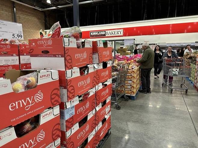 지난 3일(현지시간) 평소보다 한산한 미국 로스앤젤레스(LA)의 한 코스트코 매장에서 소비자들이 과일 등 식료품을 살펴보고 있다. /연합뉴스