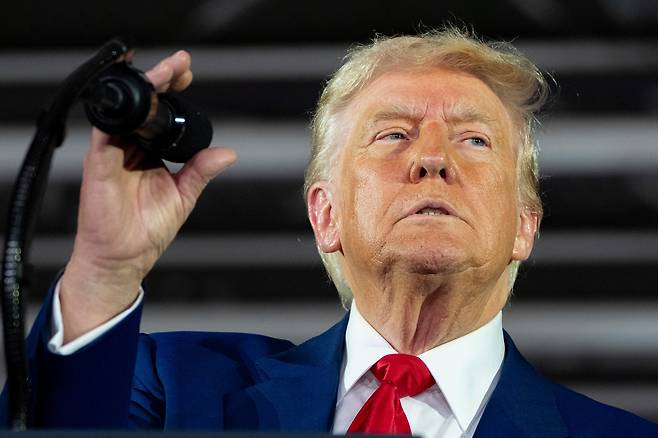 도널드 트럼프 미국 대통령이 29일(현지시각) 미시간주에서 열린 취임 100일 기념 행사에서 연설하고 있다. /AP·연합뉴스