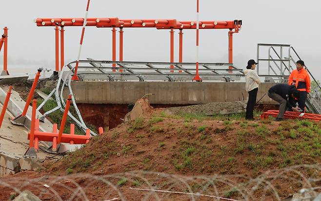 22일 전남 무안국제공항에서 제주항공 여객기 사고 원인을 조사 중인 항공철도사고조사위원회 관계자들이 방위각 시설(로컬라이저)에 대해 현장 조사하고 있다. /연합뉴스