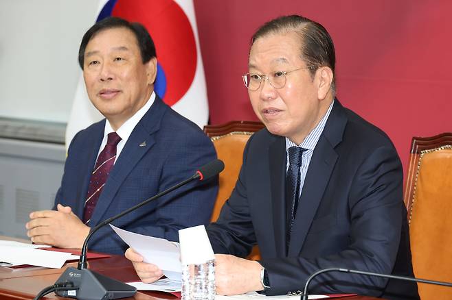 권영세(오른쪽) 국민의힘 비상대책위원장이 30일 오전 서울 여의도 국회에서 가진 최민호 세종시장과의 면담에서 발언하고 있다.  /뉴스1