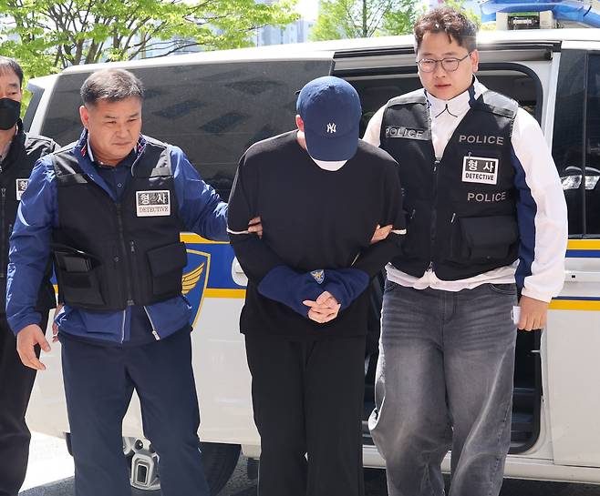 청주의 한 고등학교 내외부에서 흉기 난동을 벌여 교사와 주민 등 6명을 다치게 한 A(17)군이 30일 오후 영장실질심사에 출석하기 위해 청주지법에 들어가고 있다. /연합뉴스