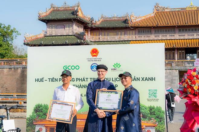 ‘지쿠(GCOO)’를 운영 중인 지바이크가 베트남 그린 빌딩 위원회(VGBC)로부터 ‘LOTUS 녹색 서비스 제공업체(LOTUS Green Service Provider)’ 인증을 획득했다./지바이크 제공