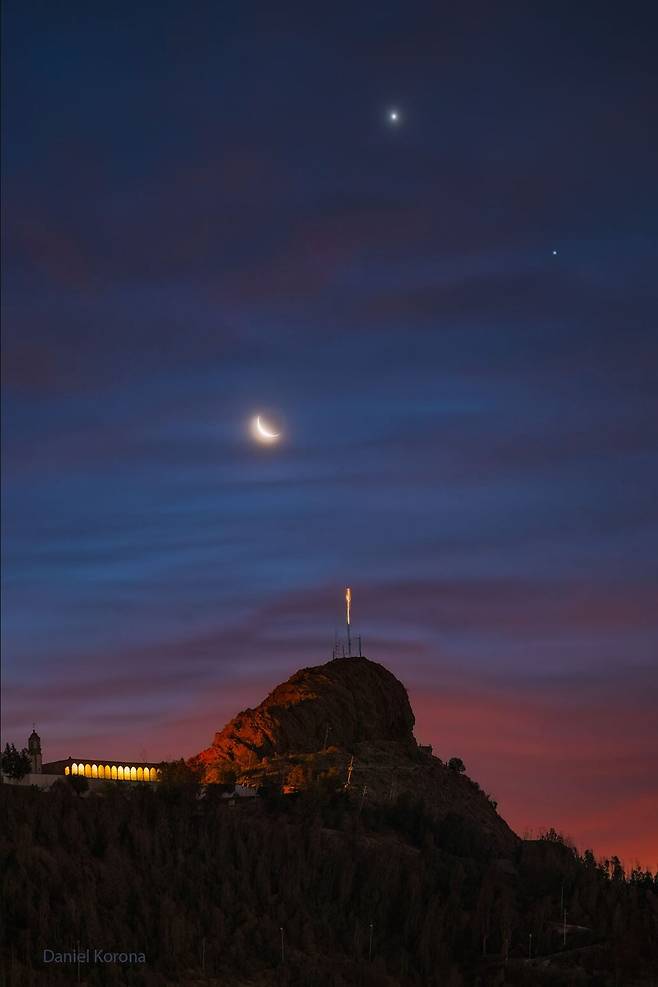 멕시코 밤하늘에 초승달이 떠 있다. 금성과 토성도 함께 관찰할 수 있다. /Daniel Korona