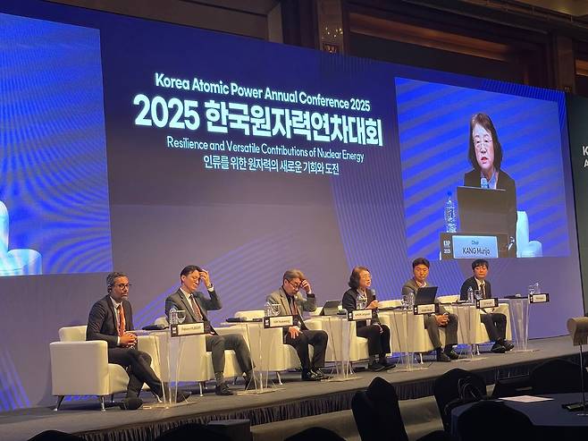 30일 서울 소공동 롯데호텔에서 열린 원자력연차대회에서 '방사성 폐기물 관리의 미래'라는 주제로 발표와 패널 토론이 이뤄졌다. / 정미하 기자