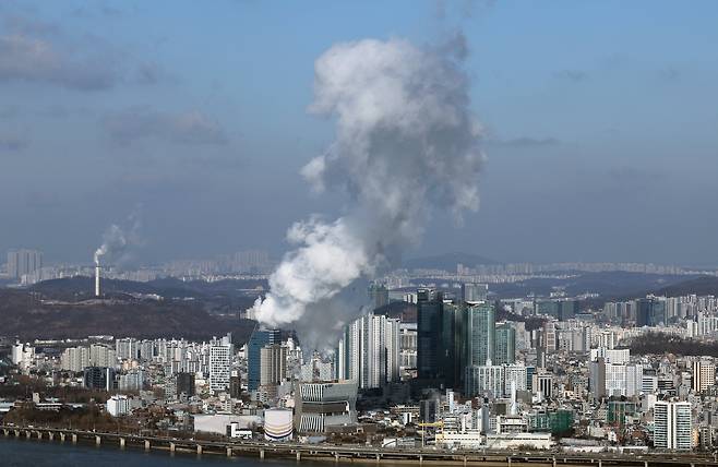 수도권 화력 발전소 굴뚝에 수증기가 나오는 모습 /뉴스1