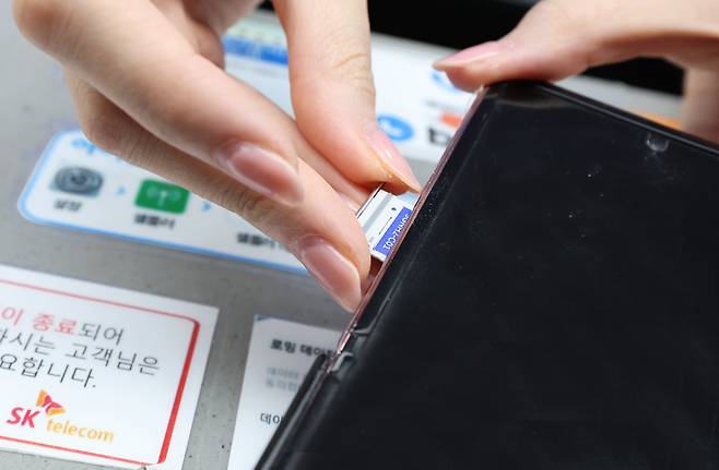 지난 28일 오전 인천공항 제2터미널 SKT매장에서 해킹 공격으로 가입자 유심 정보가 탈취된 SK텔레콤 고객이 유심을 교체하고 있다./뉴스1