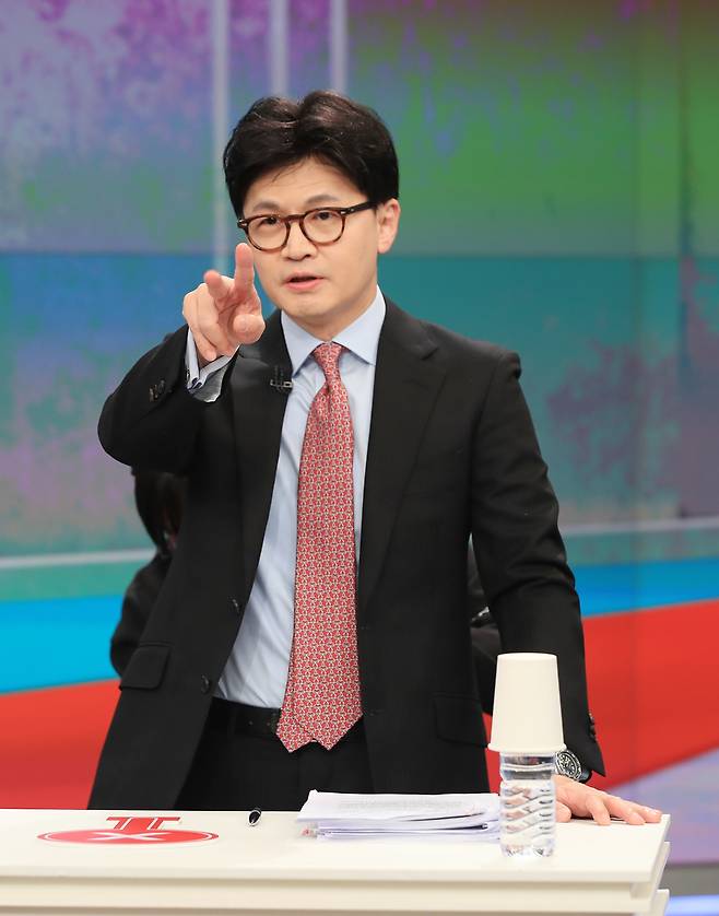 한동훈 국민의힘 대선 경선 후보가 30일 오후 서울 중구 TV조선에서 열린 제21대 대통령 후보자 결승 토론회에 앞서 준비를 하고 있다. /뉴스1