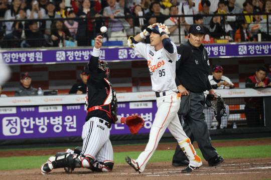 30일 대전한화생명볼파크에서 열린 2025 신한 SOL 뱅크 KBO리그 한화이글스와 LG 트윈스의 경기. 한화 황영묵이 7회 말 홈런을 친 뒤 기뻐하고 있다. 연합뉴스