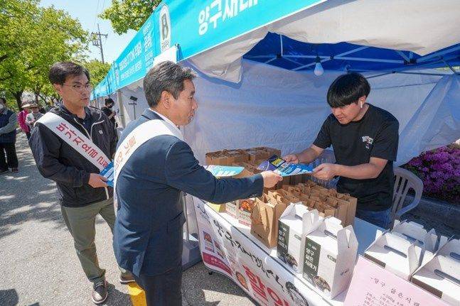 바가지 요금 근절 캠페인 나선 서흥원 양구군수. ⓒ 양구군