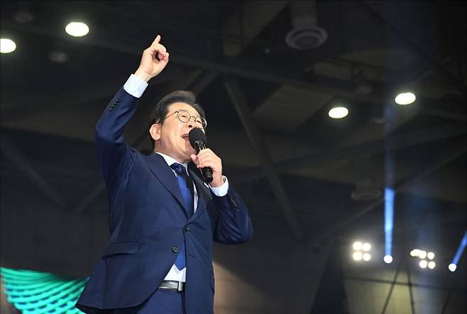 더불어민주당 대선 경선에서 21대 대선 후보로 선출된 이재명 후보가 지난 27일 오후 경기도 고양 일산서구 킨텍스 제2전시장에서 열린 민주당 대선 후보 선출을 위한 수도권·강원·제주 합동연설회에서 대선 후보 수락 연설을 하고 있다. ⓒ데일리안 홍금표 기자