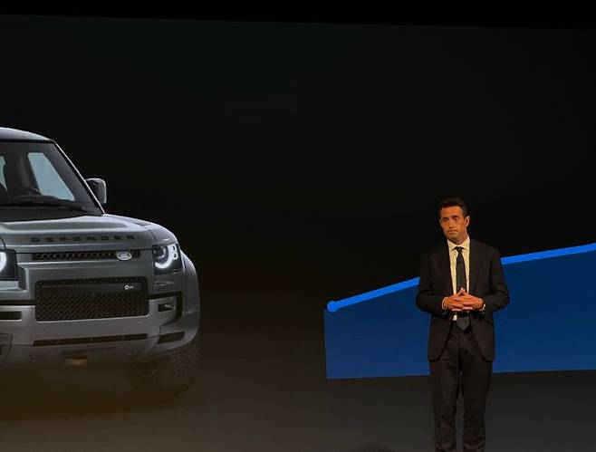 로빈 콜건 JLR코리아 사장이 30일 포시즌스 서울에서 열린 '미디어 컨퍼런스'에서 새로운 고객경험 전략인 '원 전략'에 대해 설명하고 있다. ⓒ데일리안 편은지 기자