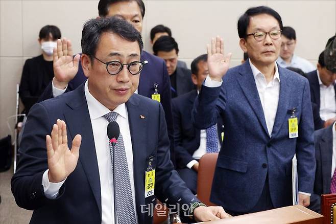 유영상 SK텔레콤(SKT) 사장이 30일 서울 여의도 국회에서 열린 제424회 국회(임시회) 과학기술방송통신위원회 제5차 전체 회의에서 증인 선서를 하고 있다.ⓒ데일리안 홍금표 기자