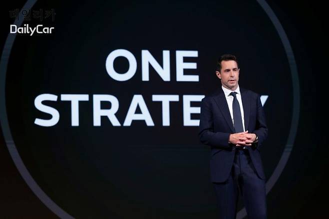 JLR, 미래 혁신 전략 원(ONE) 발표 (JLR코리아 로빈 콜건 대표)