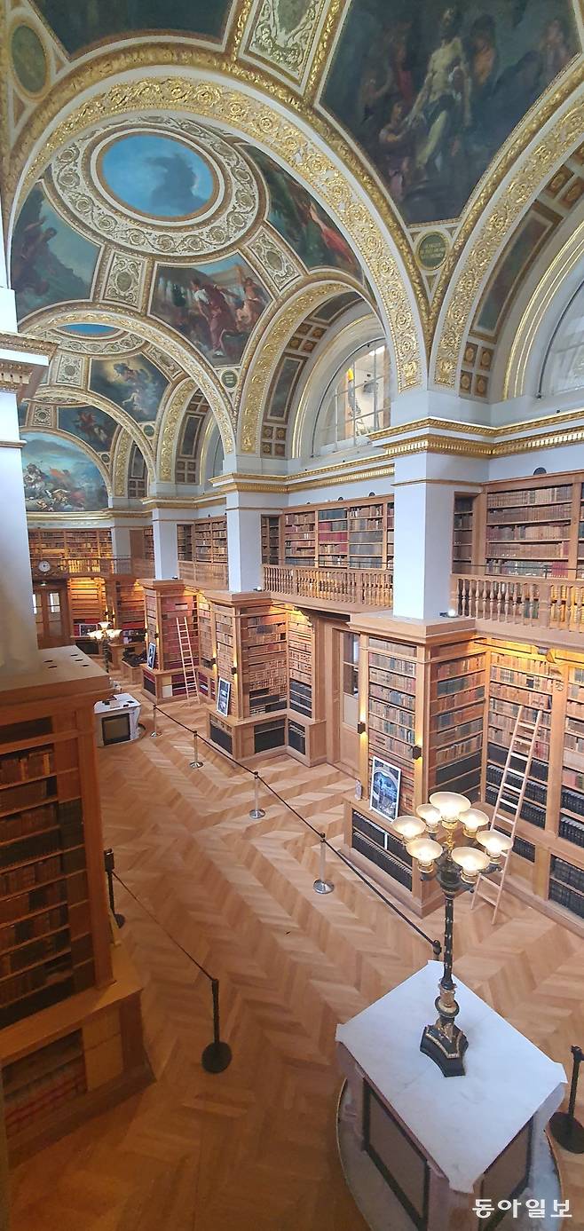 프랑스 국회도서관 내부 2층에서 내려다본 전경.
파리=조은아 특파원 achim@donga.com