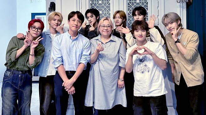 K팝 전문가인 그레이스 카오 미국 예일대 교수(가운데)가 보이그룹 트렌드지(TRENDZ), 세인트루이스 워싱턴대의 한국학자 이원석 박사(왼쪽에서 세 번째)와 함께 찍은 사진. 카오 교수는 “한류 콘텐츠가 지나치게 상업적이고 획일적이라는 비판도 있지만 이는 국적을 불문하고 자본과 복제(reproduction)를 토대로 발전해 온 콘텐츠 시장의 특징일 뿐”이라며 “고난도 군무 퍼포먼스 등은 남이 모방하기 어려운 K팝만의 강점”이라고 말했다. 그레이스 카오 교수 제공