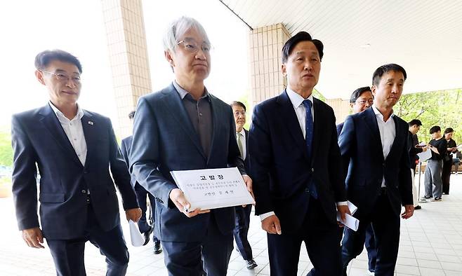 더불어민주당 前정권정치탄압대책위원회 김영진 위원장과 의원들, 문재인 전 대통령 변호인단이 30일 오전 문재인 전 대통령 수사 관련 불법 행위 검사 등 고발장 제출을 위해 경기 과천시 공수처로 들어오고 있다. 2025.04.30. 뉴시스