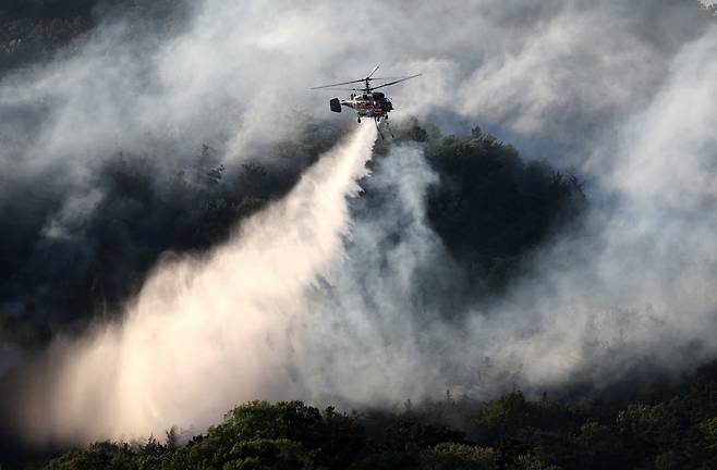 대구 북구 함지산 산불이 재발화한 30일 오후 대구 북구 산불 현장에서 헬기가 진화작업을 하고 있다. 뉴시스