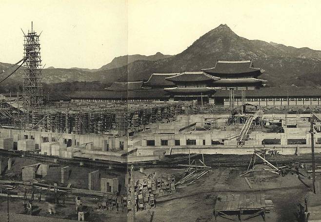 경복궁을 상징하는 건물인 근정전 앞에 총독부 청사를 건설하는 모습. 사진 출처 국립중앙도서관