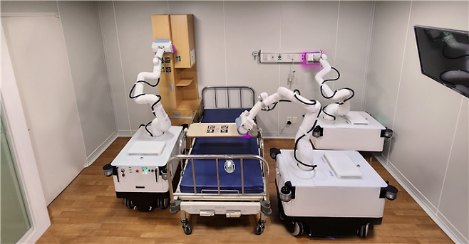 연구팀이 개발한 로봇이 스스로 물체 위치를 파악해 닦고 자외선을 조사하고 있다. 포스텍 제공.