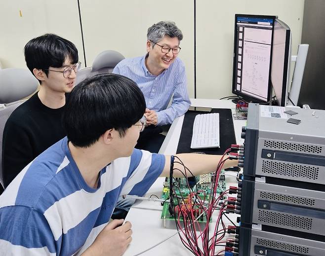 김재준 서울대 전기·정보공학부 교수(뒤쪽) 연구팀. 과기정통부 제공