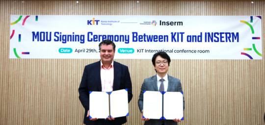 김우근(오른쪽) 국가독성과학연구소 예측모델연구센터장은 프랑스 국립보건의학연구원과 지난 29일 대체모델을 이용한 신경발달독성 평가방법 개발을 위한 업무협약을 체결하고 기념촬영을 하고 있다. KIT 제공